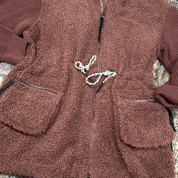 Varley Cozy Mauve Sherpa Jacket with Drawstring - Picture 4 of 9